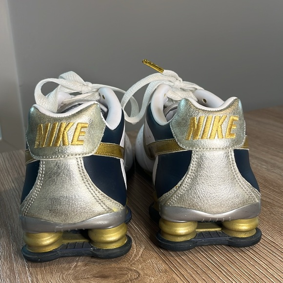Nike Women’s Collectors Edition Gold Shox - Picture 3 of 10